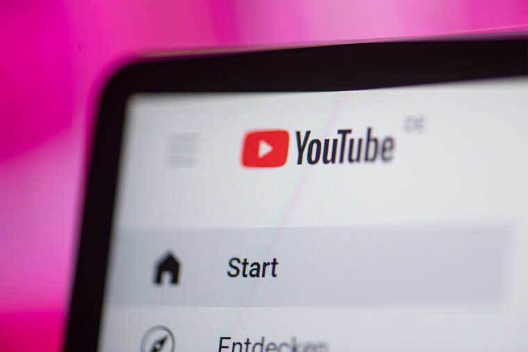 Роскомнадзор требует от YouTube разблокировать более 200 российских аккаунтов