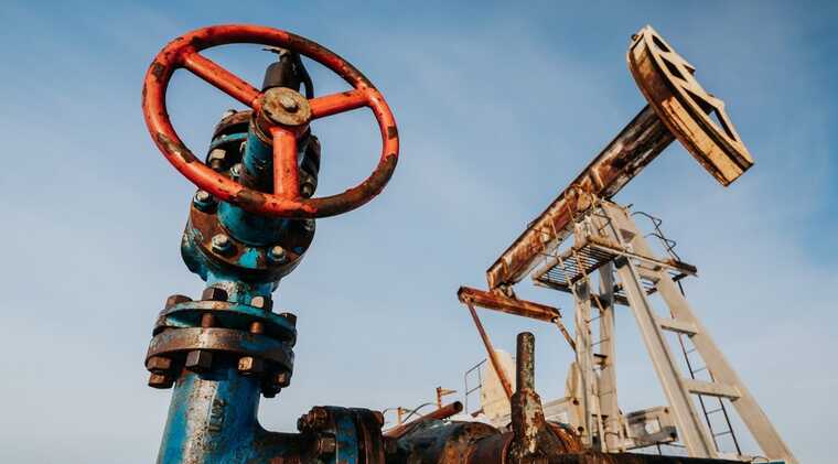 После санкций США экспорт российской нефти стал сложнее и дороже