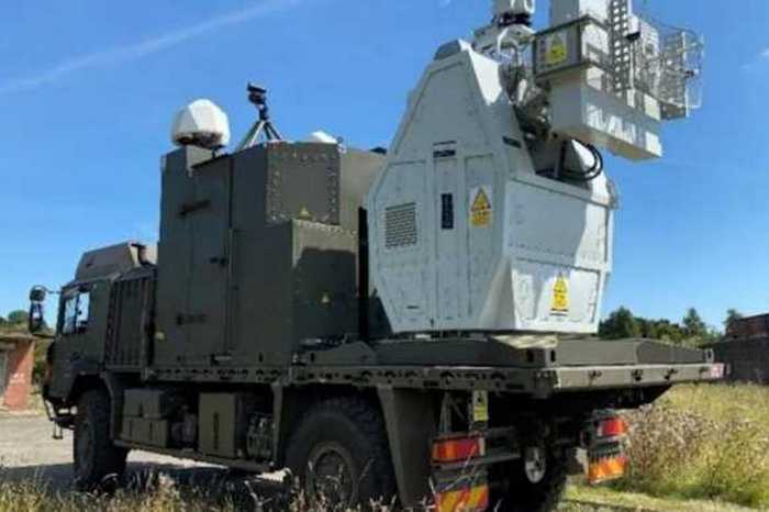 Новое электронное оружие Британии сбивает дроны мощными частотами