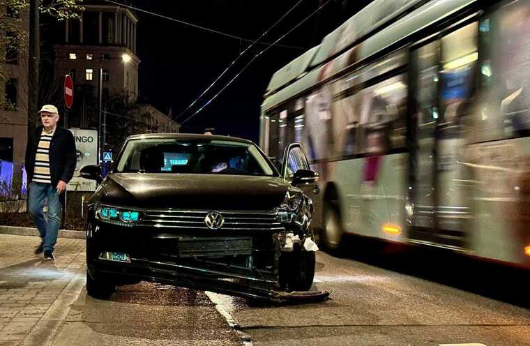 В центре Вильнюса авто азербайджанского посольства стало виновником аварии