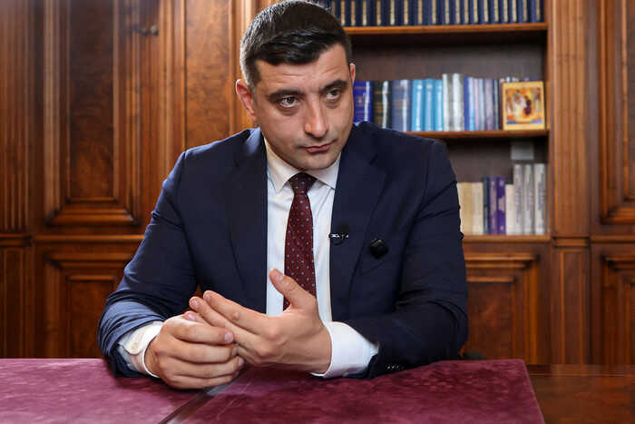 Лидер ультраправой партии Симион признал поражение на выборах президента Румынии и поздравил мэра Бухареста Дана с победой