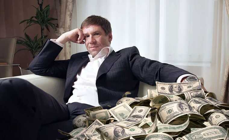 Under the cover of humanitarian status: fugitive banker Vladimir Antonov hides from justice in Europe