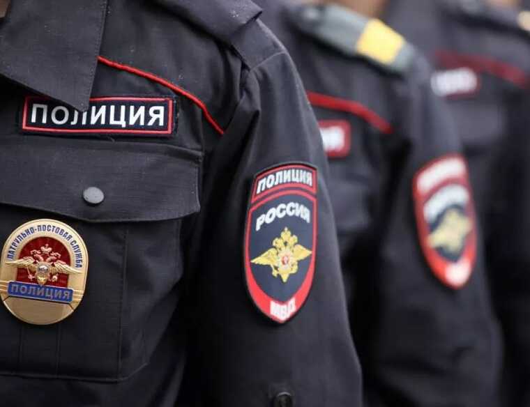 «Денег не смог отправить, заблокировали карту»: жена задержаного по делу Baza полицейского Александра Аблаева рассказала об обысках