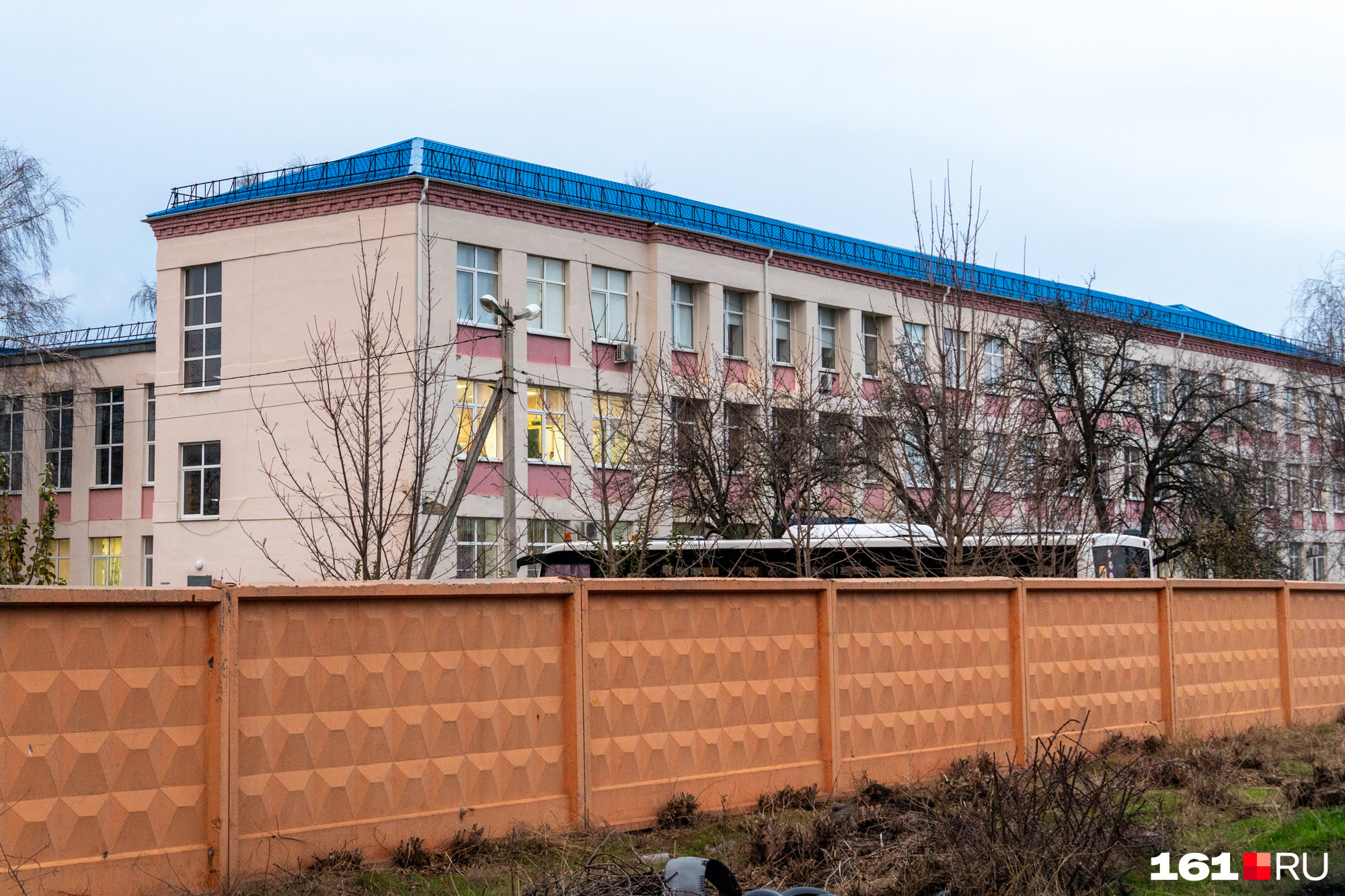 Кадетский корпус огорожен километровым бетонным забором